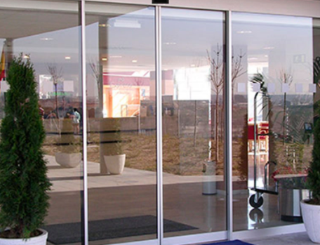 PUERTA AUTOMÁTICA CORREDERA DE CRISTAL DE DOS HOJAS